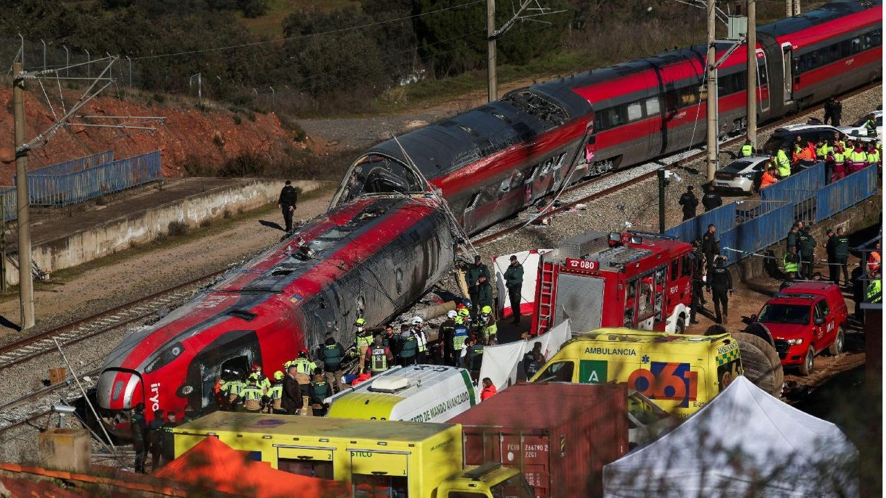 Trágico choque de trenes en España: suman 39 los fallecidos y 152 los heridos