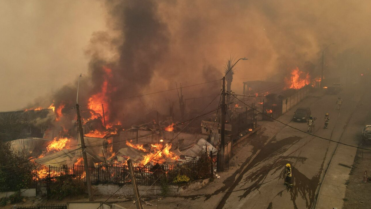 Chile detuvo a 70 sospechosos por los incendios forestales y enfrentan penas de prisión perpetua