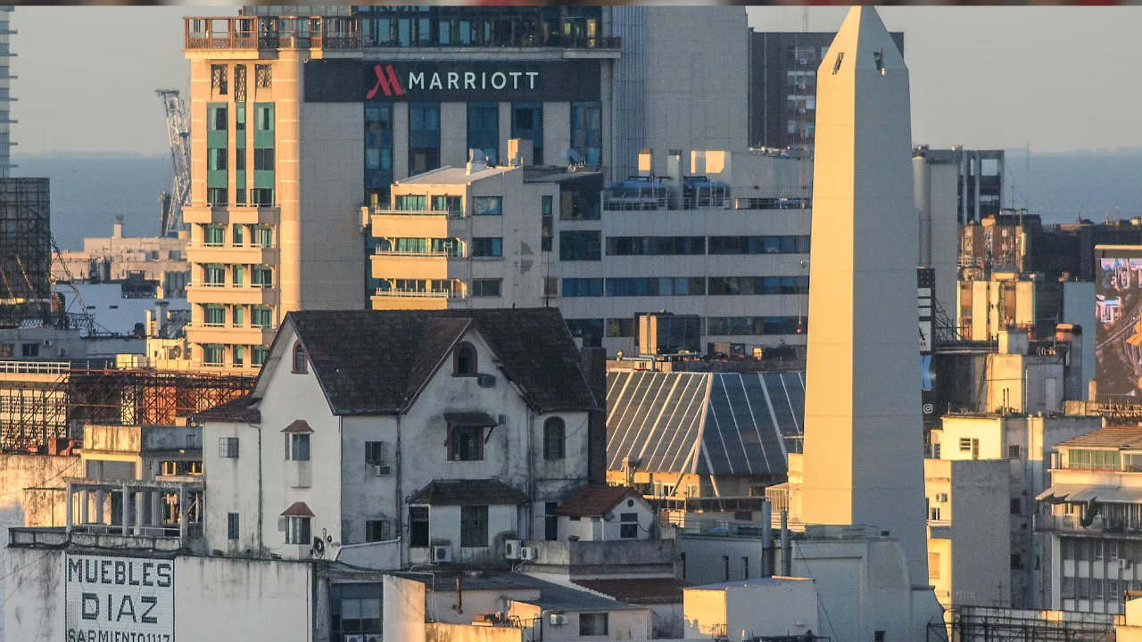En 8 millones de dólares, venden el chalet construido sobre una terraza frente al Obelisco