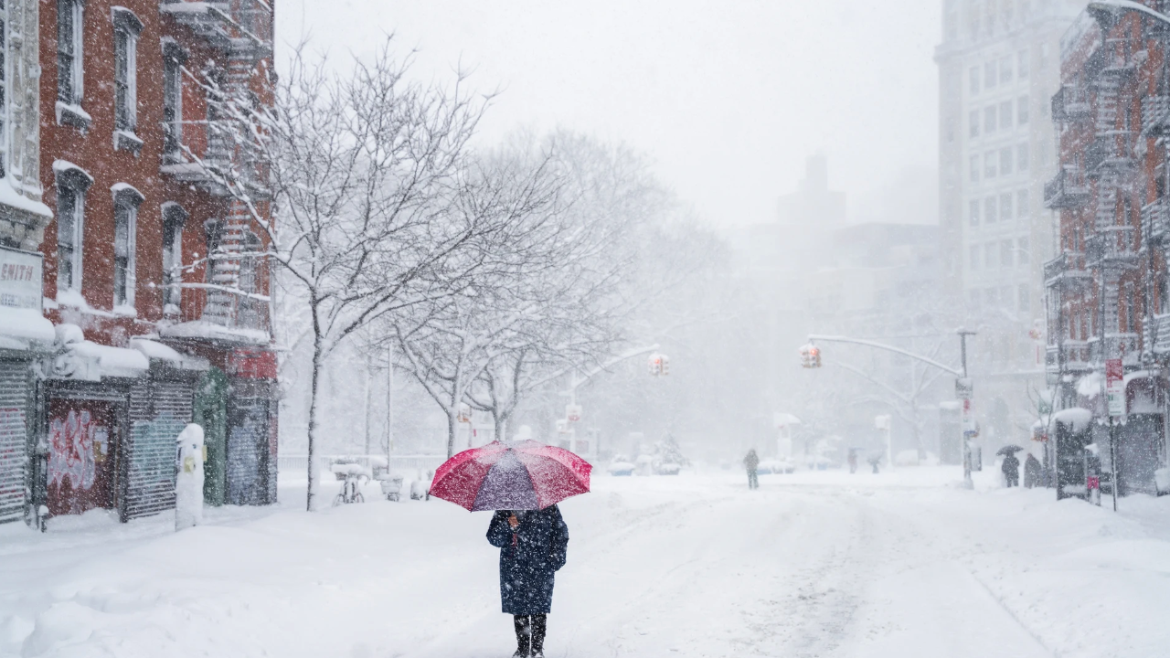 Histórica tormenta de nieve azota Nueva York y paraliza el noreste de EEUU