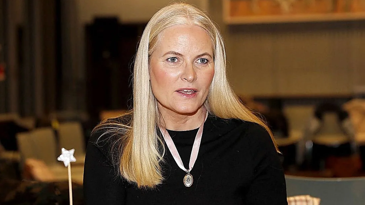 La princesa Mette-Marit de Noruega dice que fue engañada y manipulada por Epstein