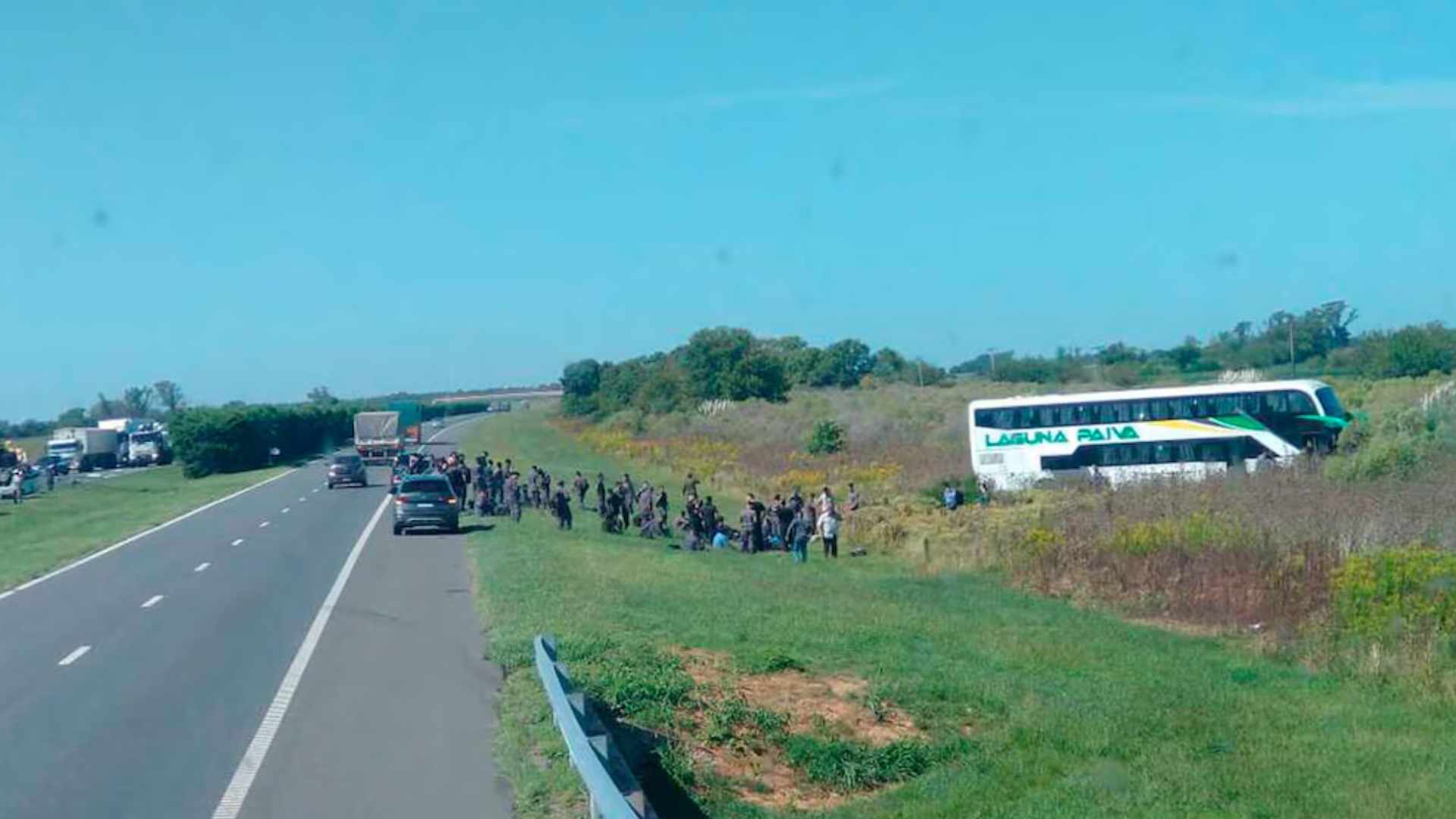 Un colectivo que llevaba agentes penintenciarios chocó con un auto y hay dos muertos