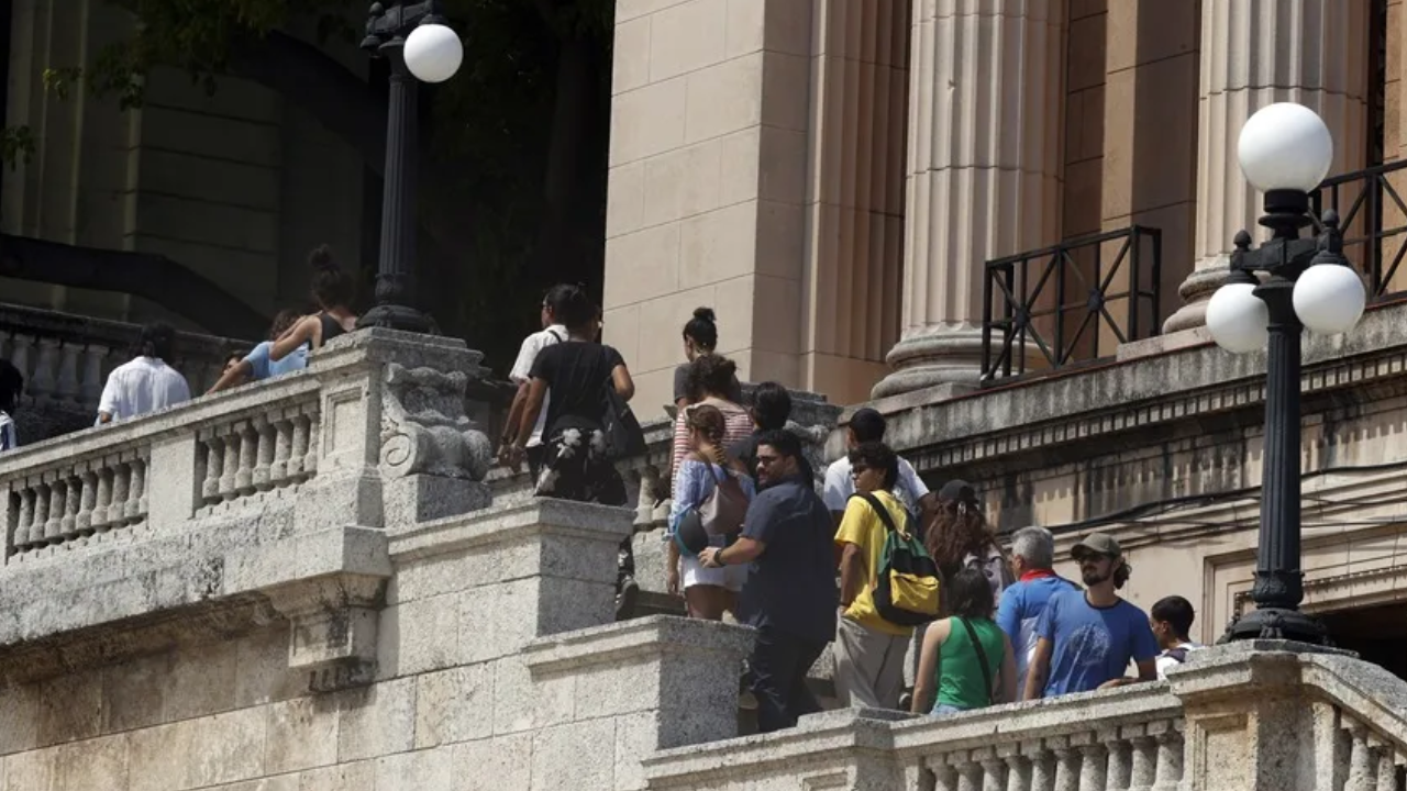 Estudiantes protestan en la Universidad de La Habana por la falta de energía y comunicación