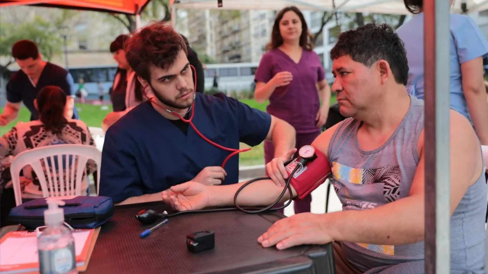 Programa “UBA en Acción”: atención médica, asesoramiento y servicios gratuitos en Chacarita