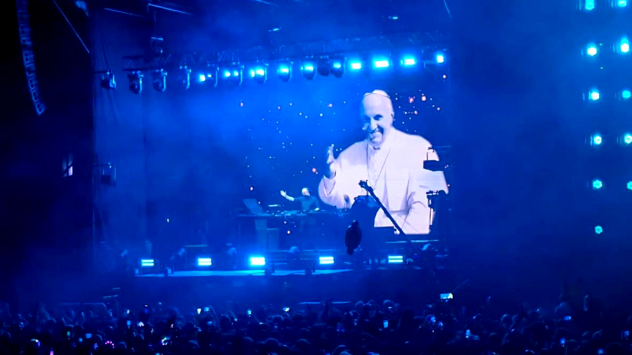 El cura DJ hizo vibrar a una multitud en Plaza de Mayo para homenajear al Papa Francisco