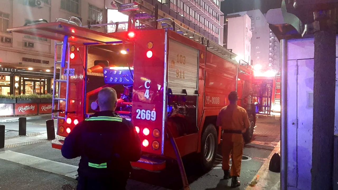 Incendio en Avenida Corrientes y Paraná: 10 heridos y un detenido