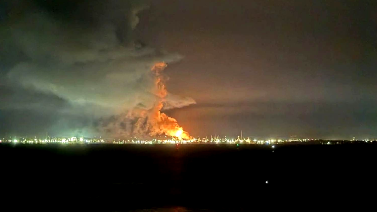 Un voraz incendio consumió una refinería en Australia