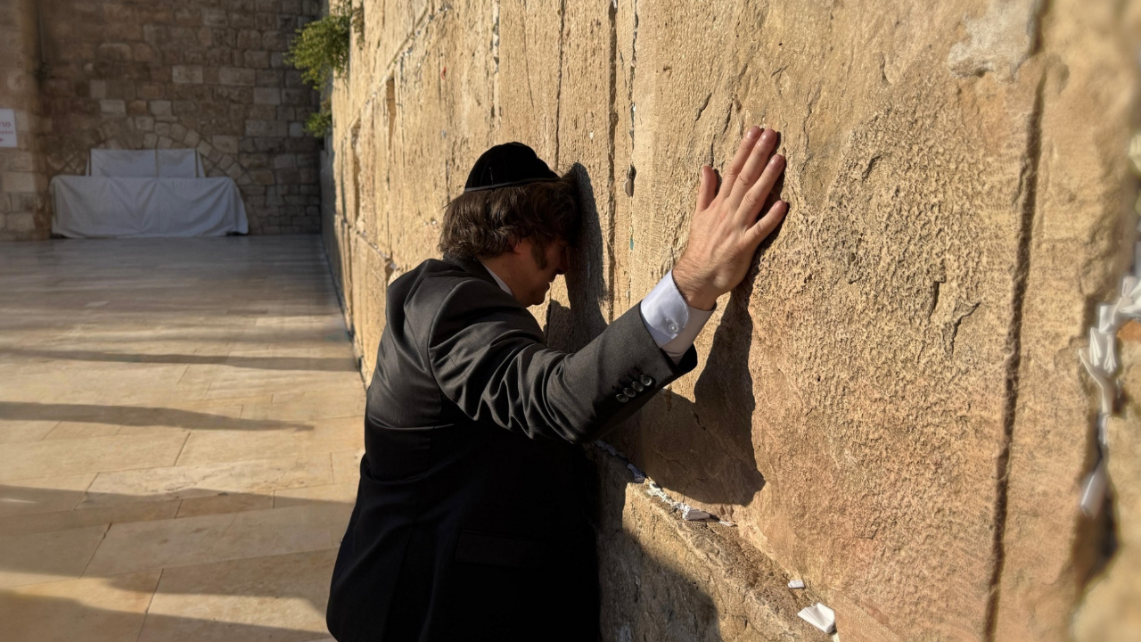 Javier Milei llegó a Israel, pasó por el Muro de los Lamentos y se reunirá con Netanyahu