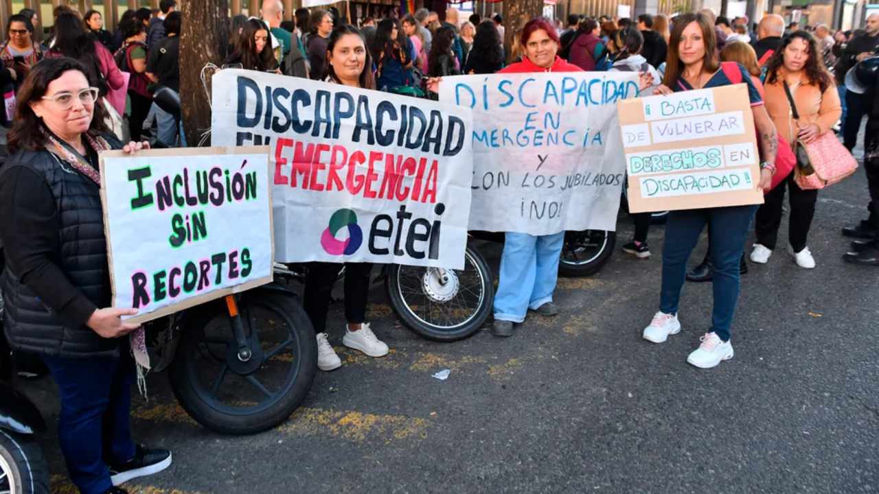 Discapacidad: organizaciones se movilizaron al Ministerio de Economía