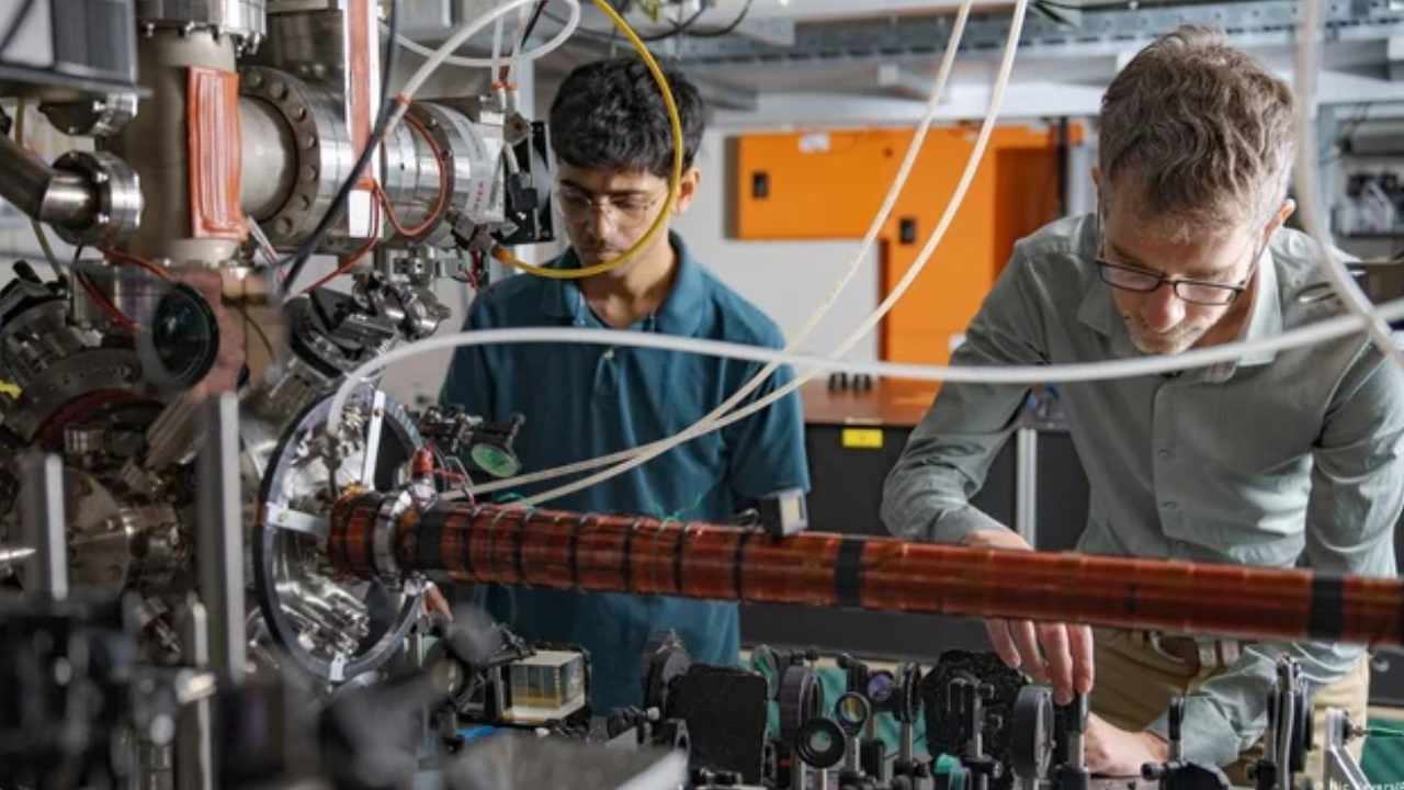 Día Mundial de la cuántica: logran “ver” por primera vez átomos en dos lugares al mismo tiempo