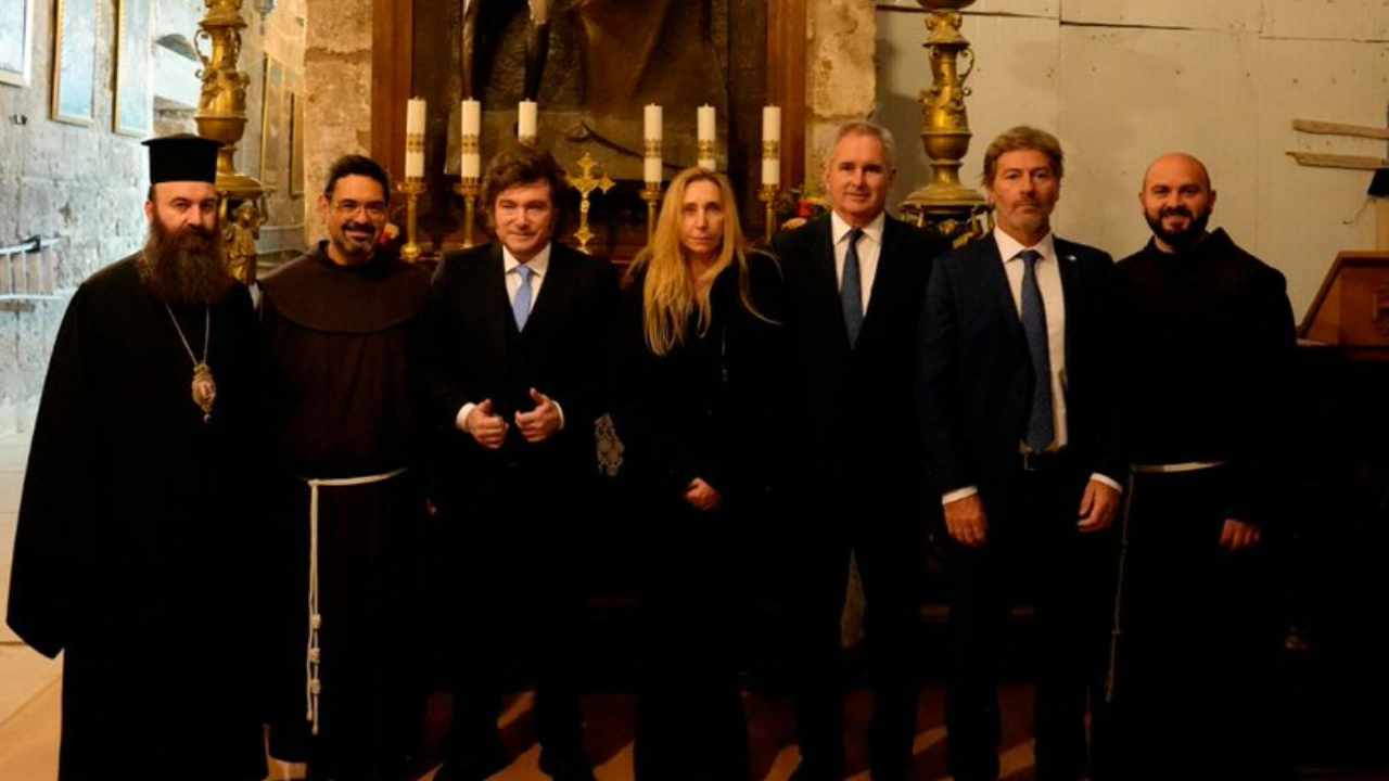 Milei rindió homenaje al papa Francisco desde el Santo Sepulcro y envió una carta al Episcopado