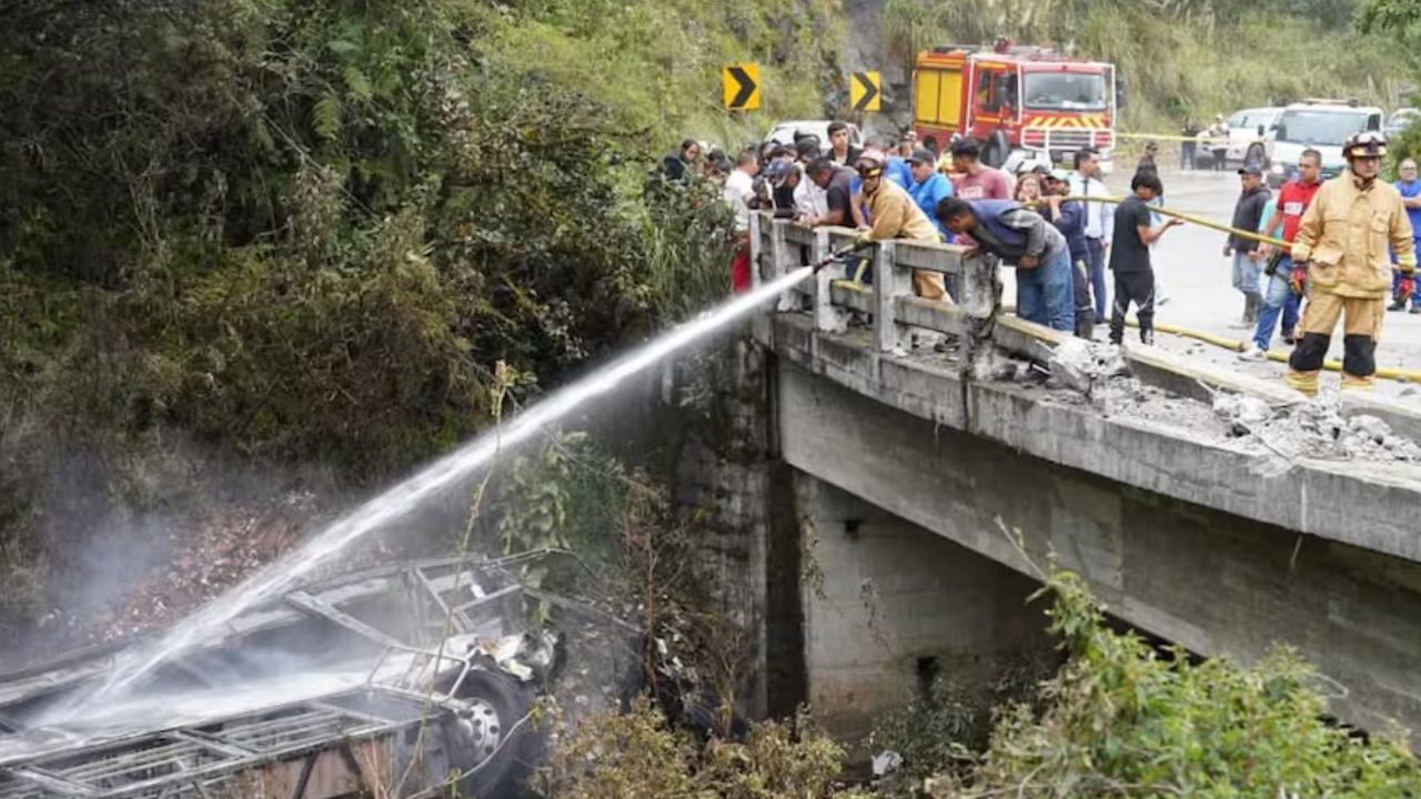 Tragedia en Ecuador: 14 víctimas fatales tras la caída de un autobús al vacío