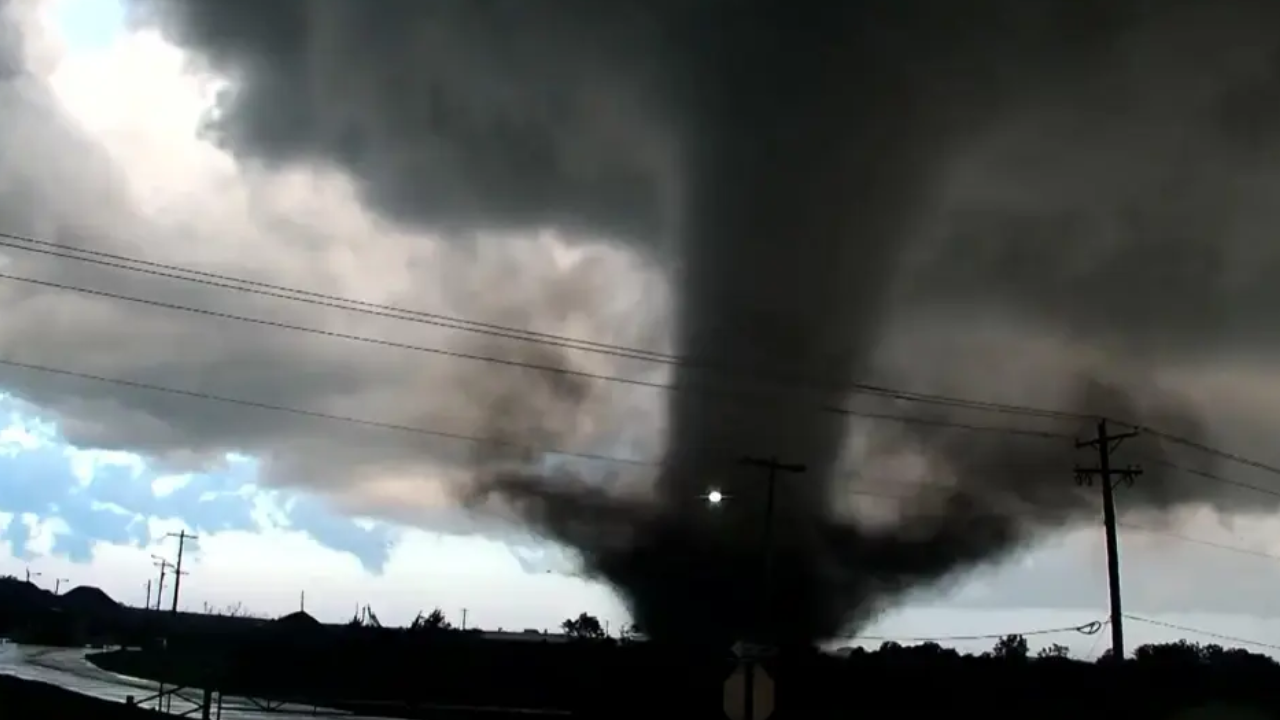 Un tornado arrasa Oklahoma, daña viviendas y obliga a cerrar carreteras