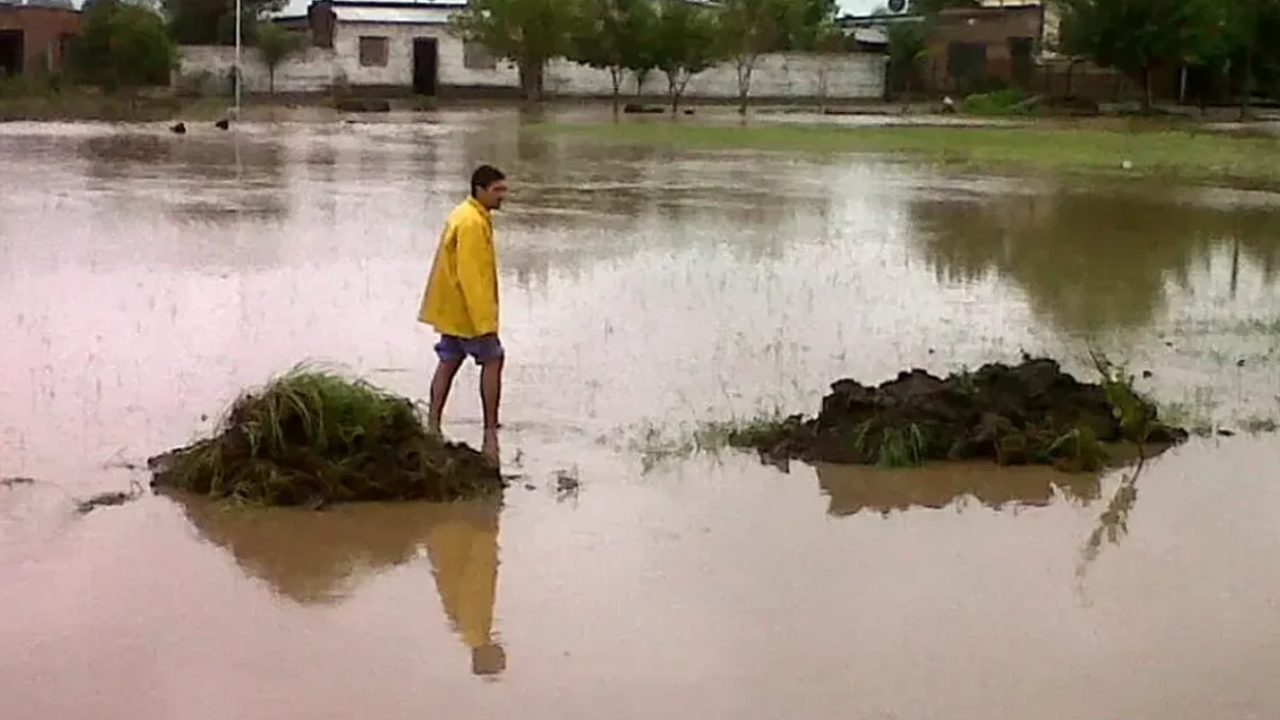 Familias atrapadas por el agua piden ser rescatadas tras un fuerte temporal en Tucumán