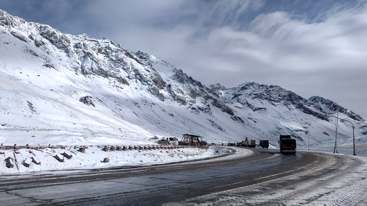Mendoza: cerraron el Paso Cristo Redentor por intensas nevadas