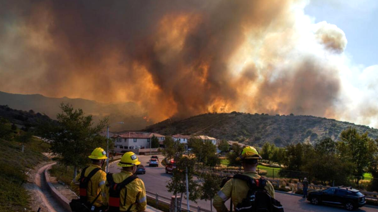 Un incendio forestal en el sur de California obliga a evacuar a más de 17.000 residentes