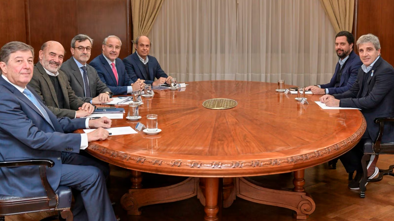 El ministro de Economía Luis Caputo recibió a las autoridades de la UIA