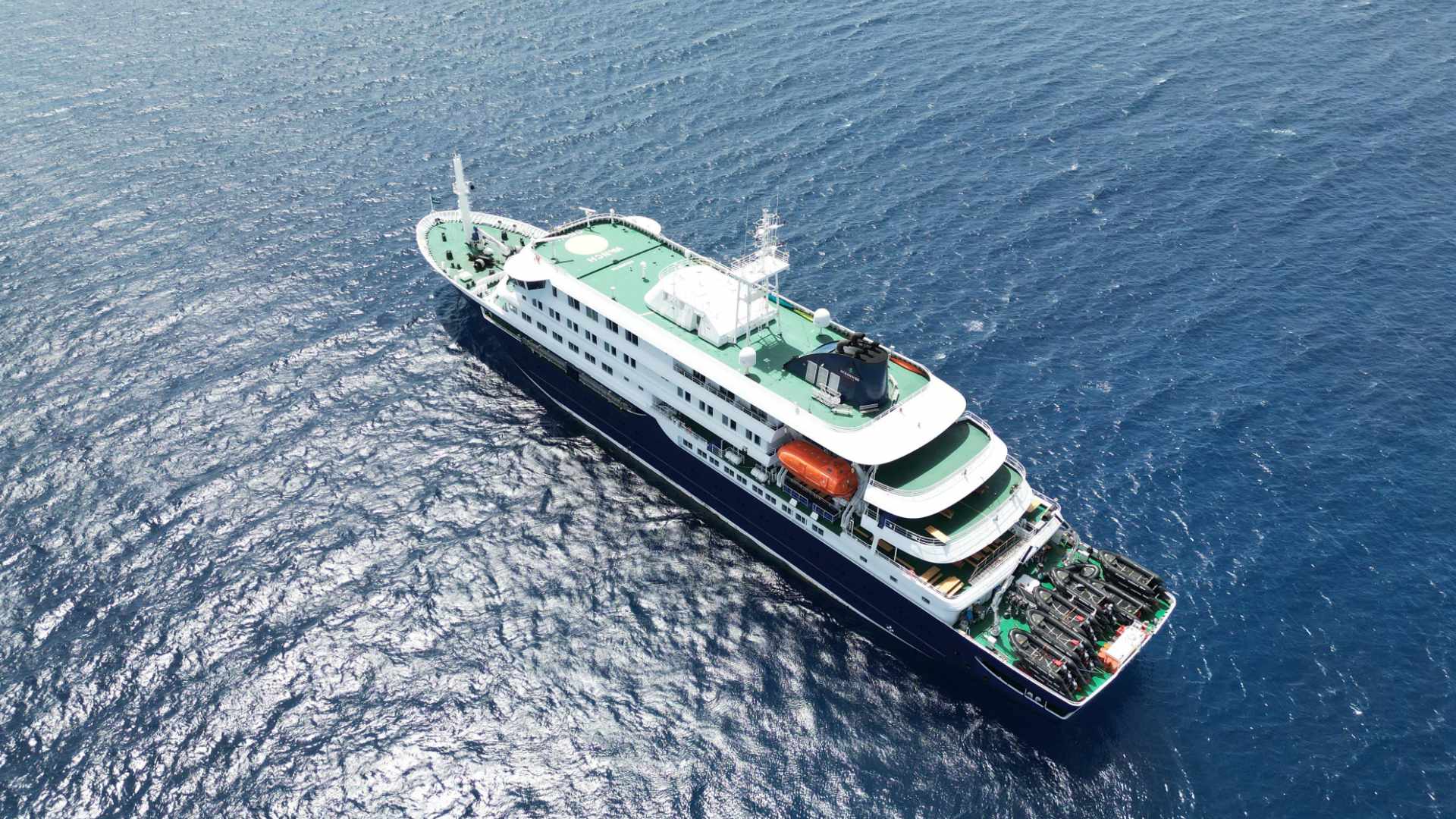 Se confirmaron tres muertes a bordo del crucero que navega el Atlántico