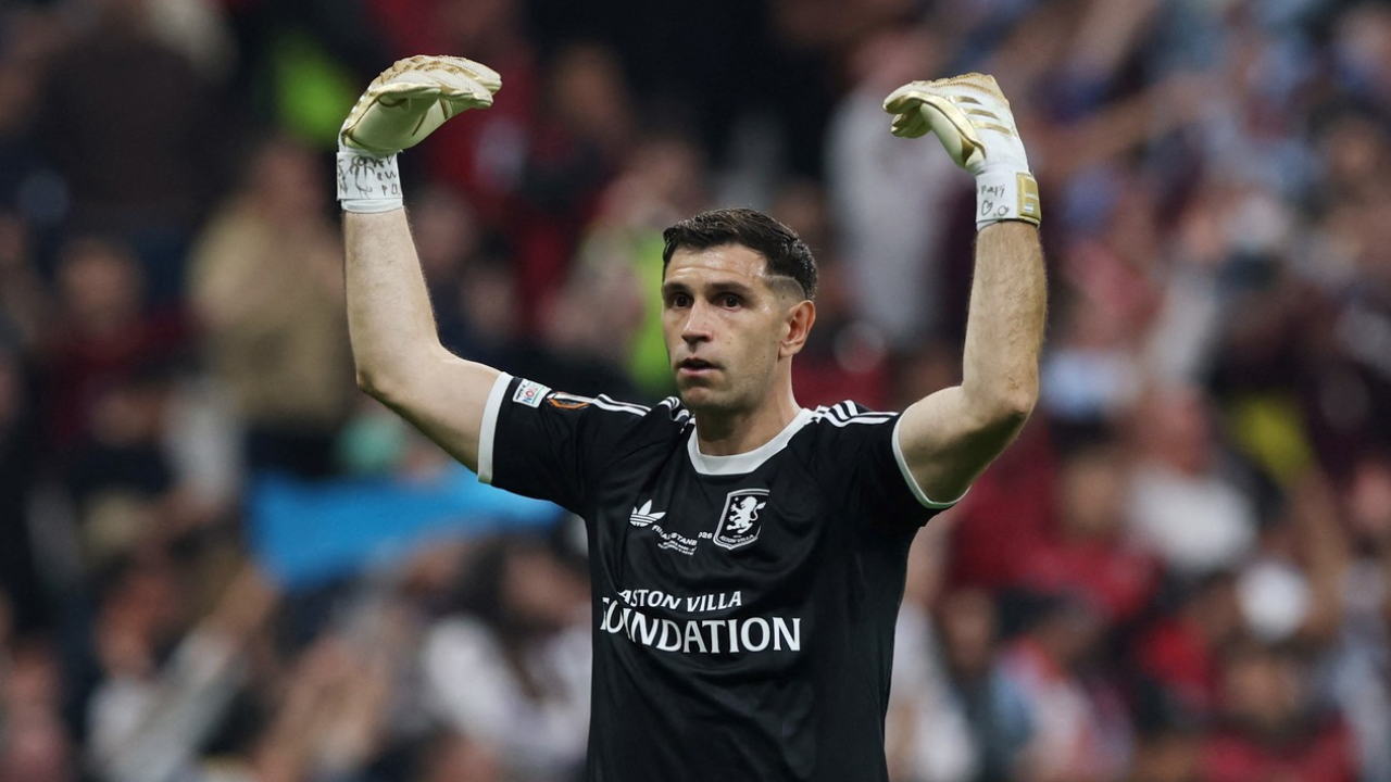 Dibu Martínez, campeón de la Europa League con Aston Villa