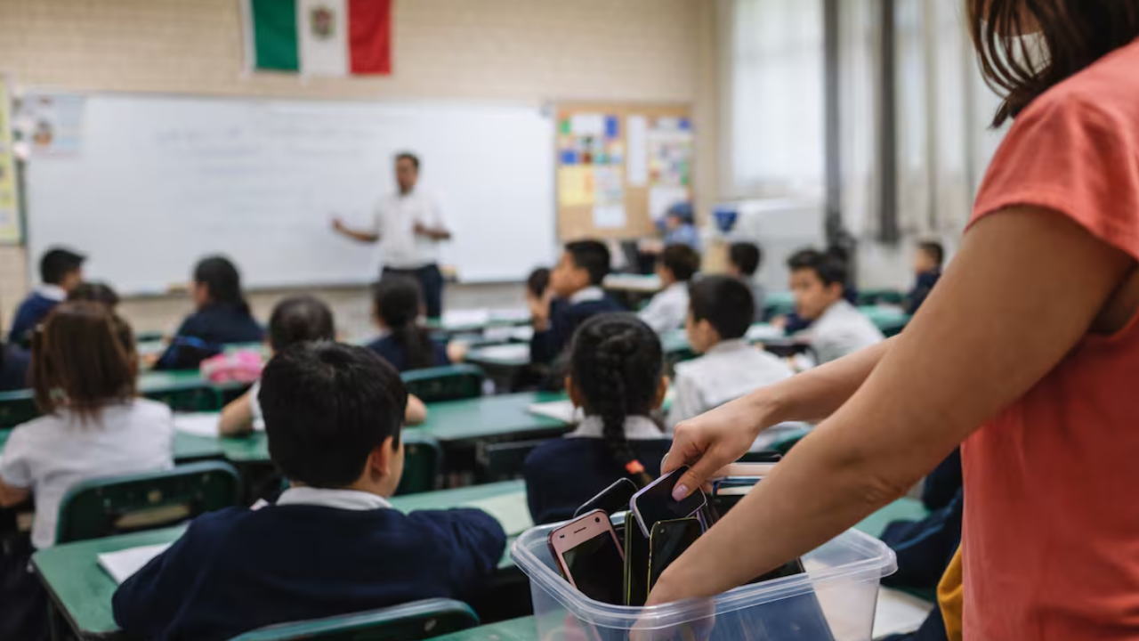 Ciudad de México regula el uso de celulares en escuelas primarias y secundarias