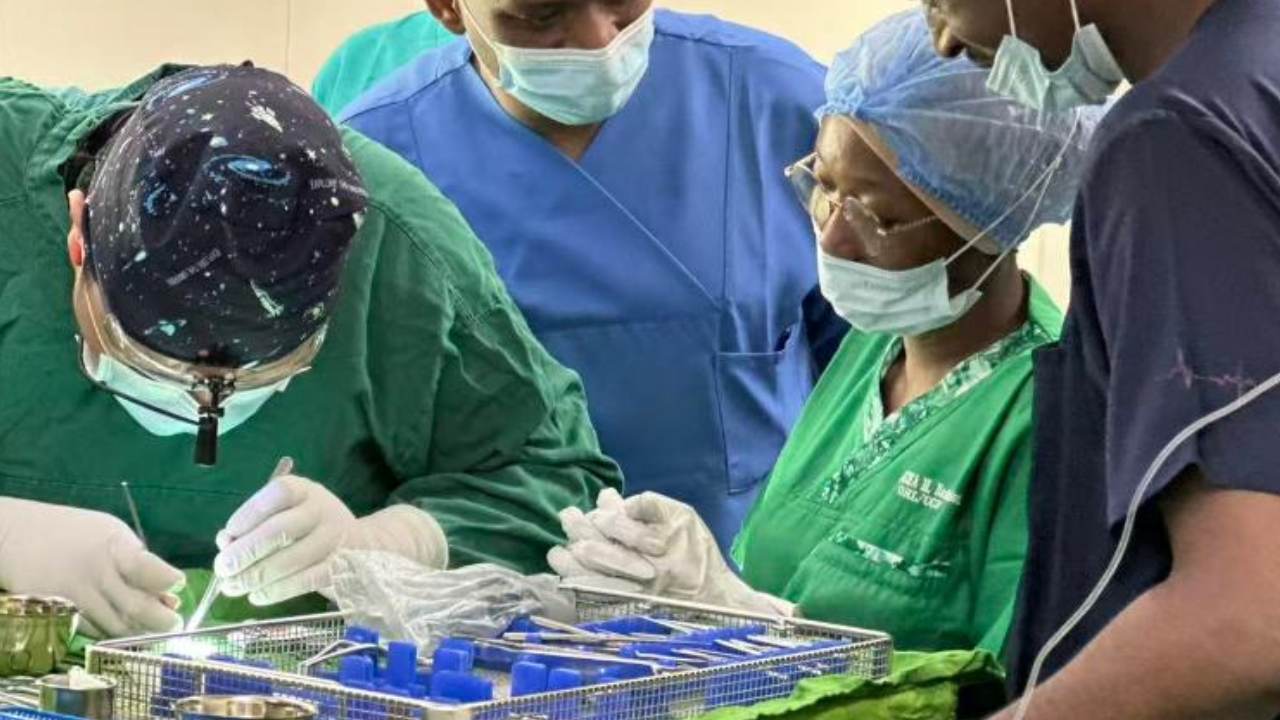 Médicos chinos realizan con éxito una cirugía de reparación del tímpano en Níger