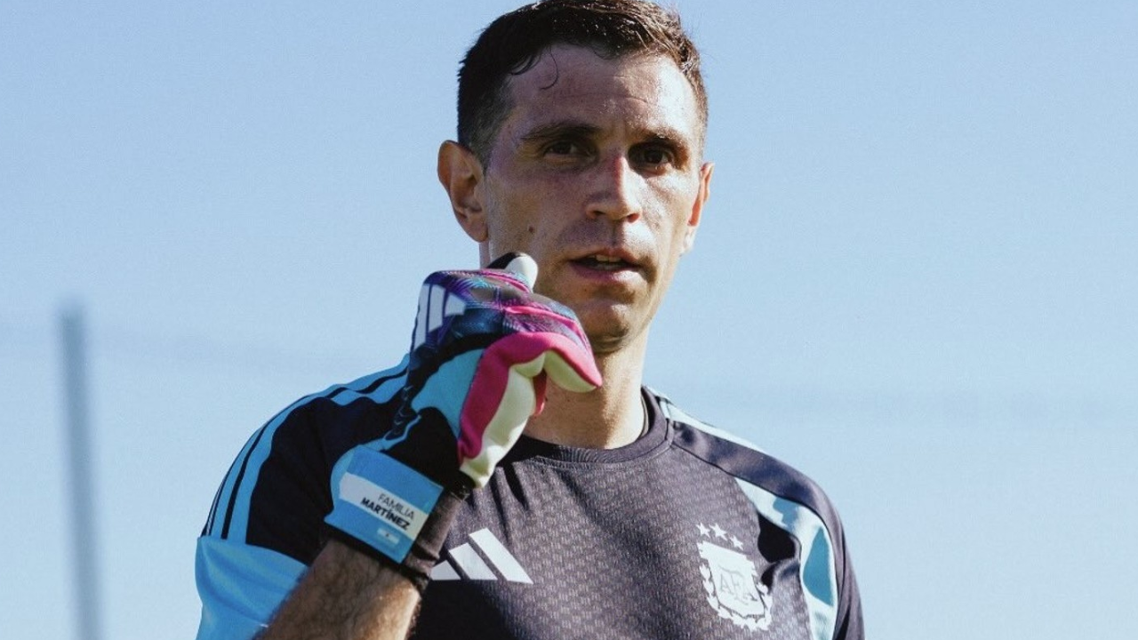 Preocupación por el “Dibu” Martínez: ¿Llega al debut?
