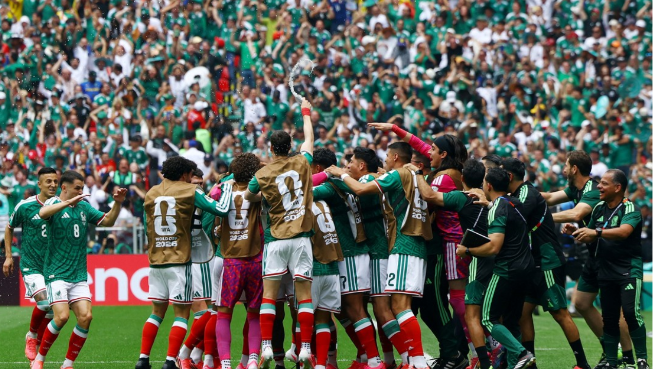 En un debut con tres rojas México venció a Sudáfrica