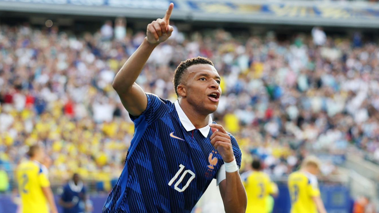 Con dos golazos de Mbappé y otro de Barcola, Francia goleó a Suecia y jugará con Paraguay