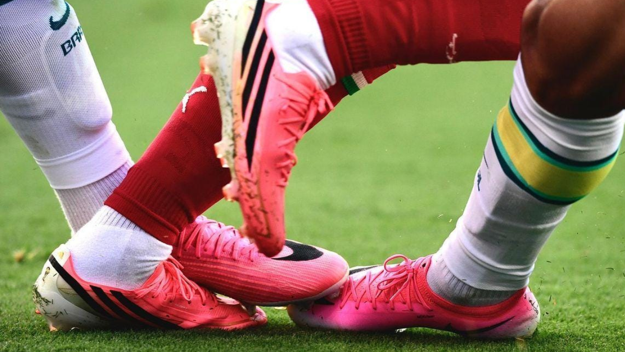 El Mundial rosa: ¿Por qué casi todos los jugadores usan botines del mismo color?