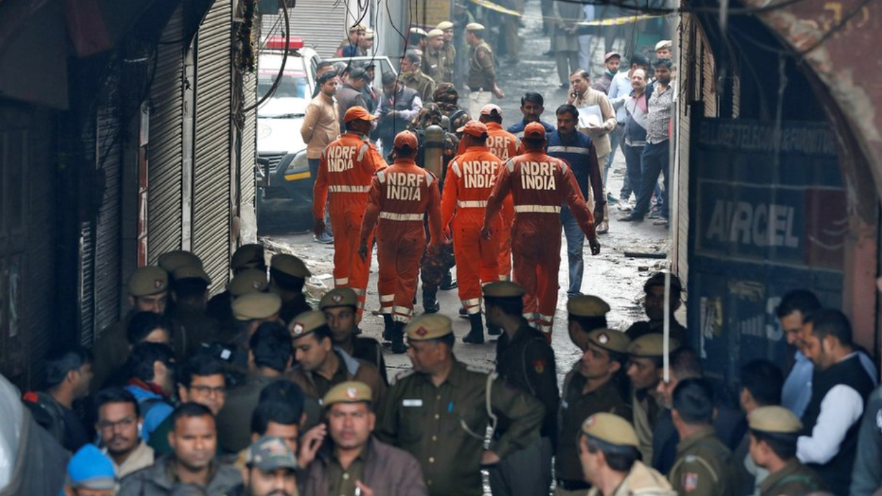 Incendio en hotel de India deja al menos 21 muertos