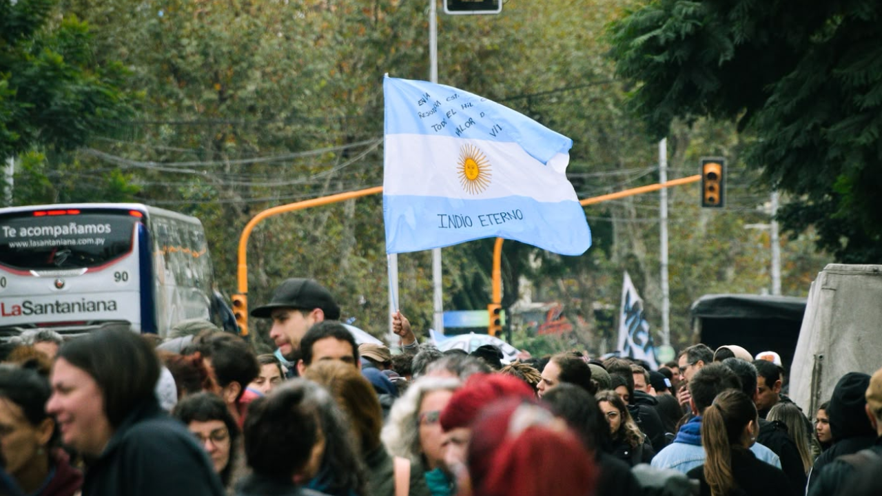 EN VIVO: Miles de fanáticos llegan sin pausa a Avellaneda para despedir al Indio Solari
