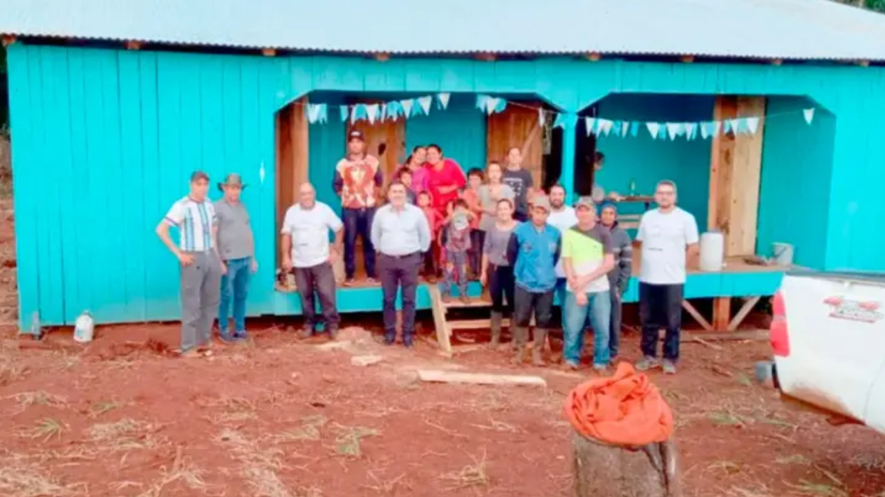 Un docente recorrió 1.300 kilómetros para iluminar una escuela rural