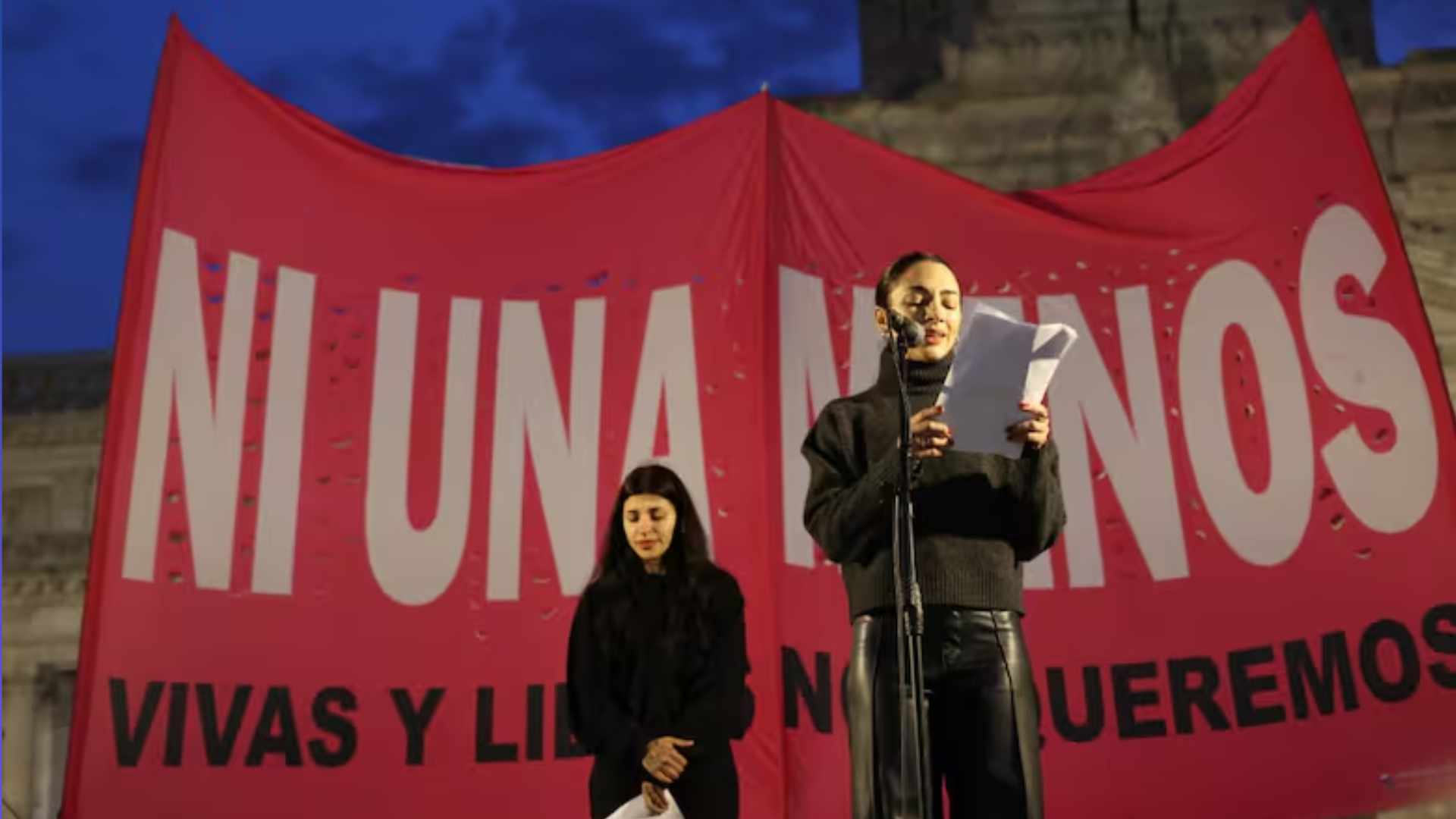 Cazzu y Thelma Fardín encabezaron la marcha por “Ni Una Menos” en el Congreso