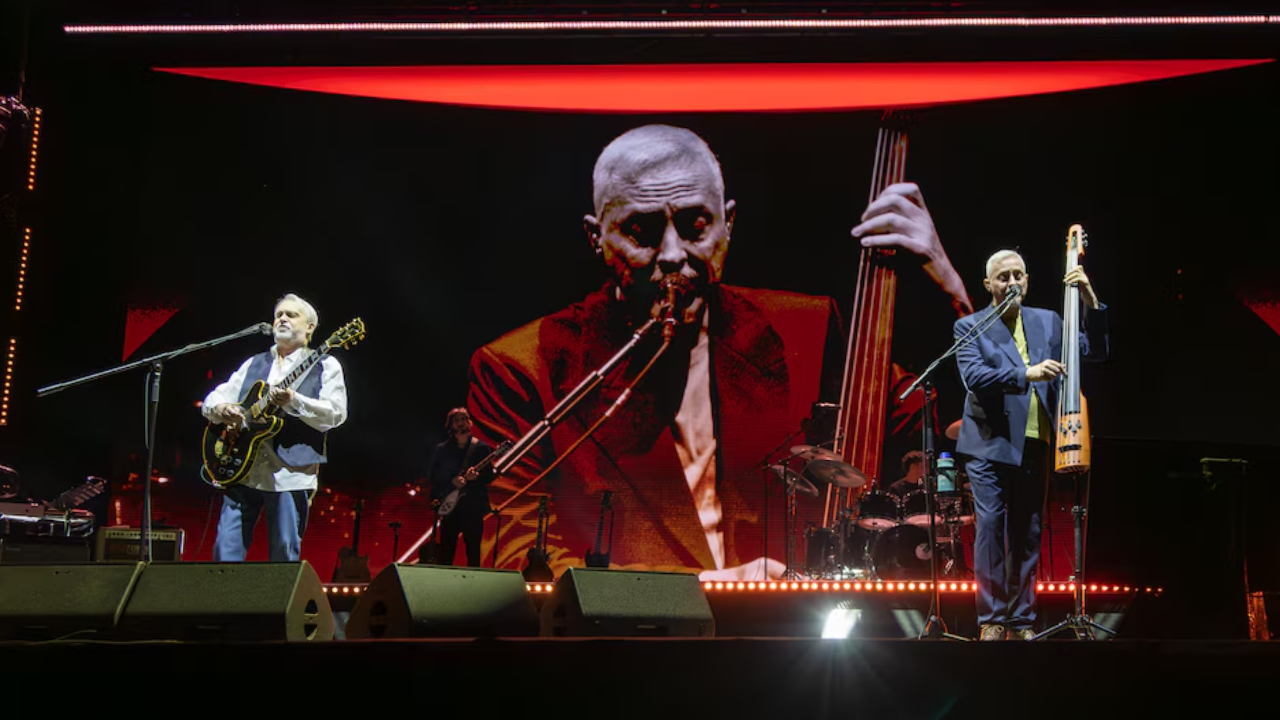 David Lebón y Pedro Aznar emocionaron con su show de Serú Girán en el Movistar Arena