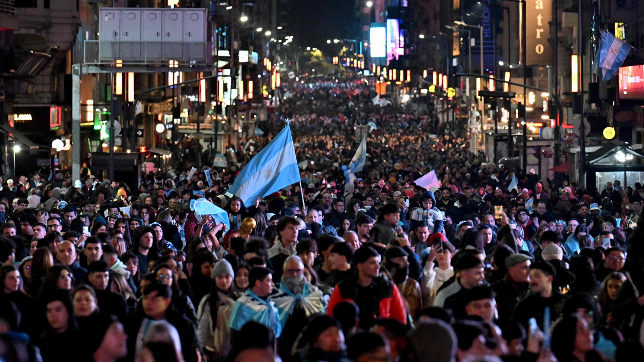 Una multitud celebró el triunfo argentino ante Suiza en el Obelisco y otros puntos del país