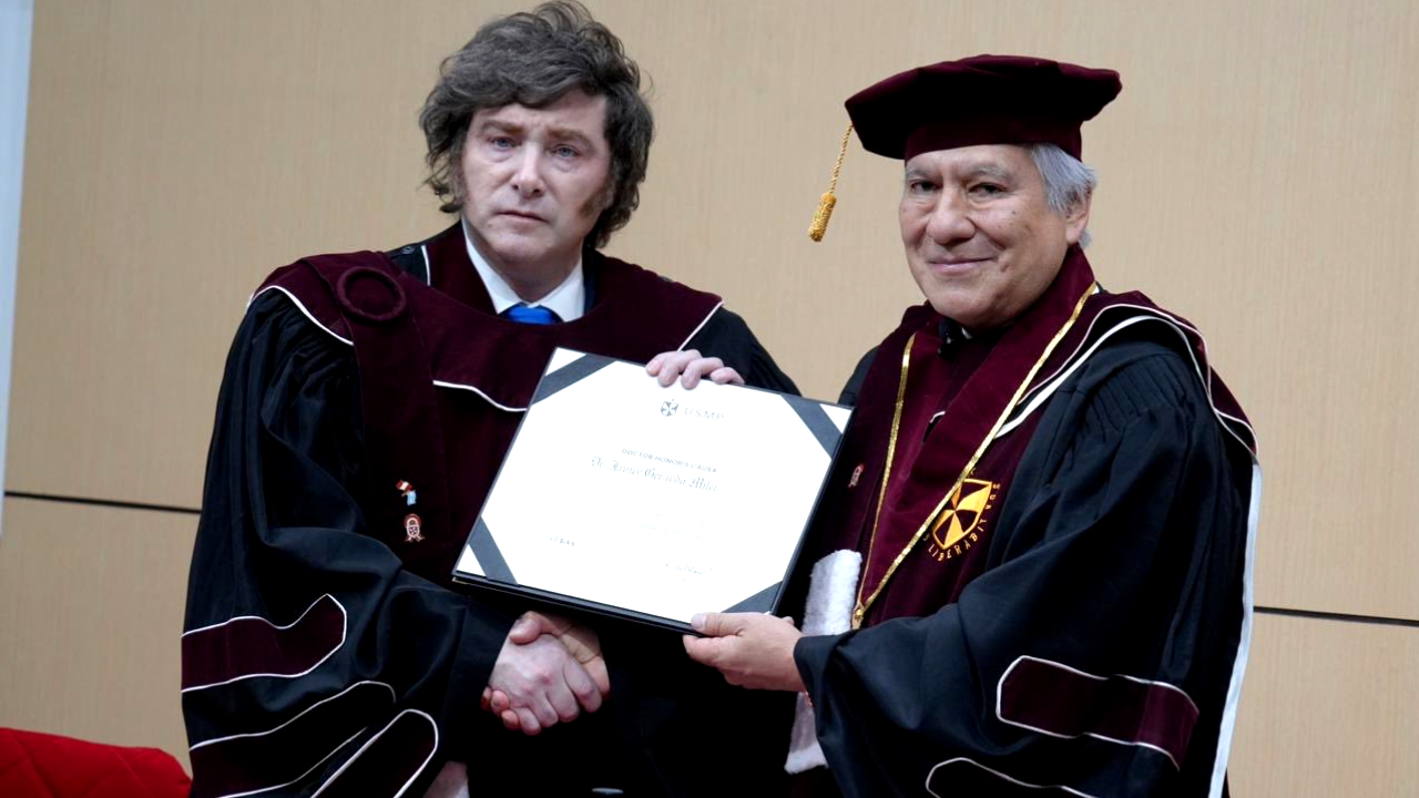 Javier Milei fue distinguido con un Doctor Honoris Causa por una universidad de Perú