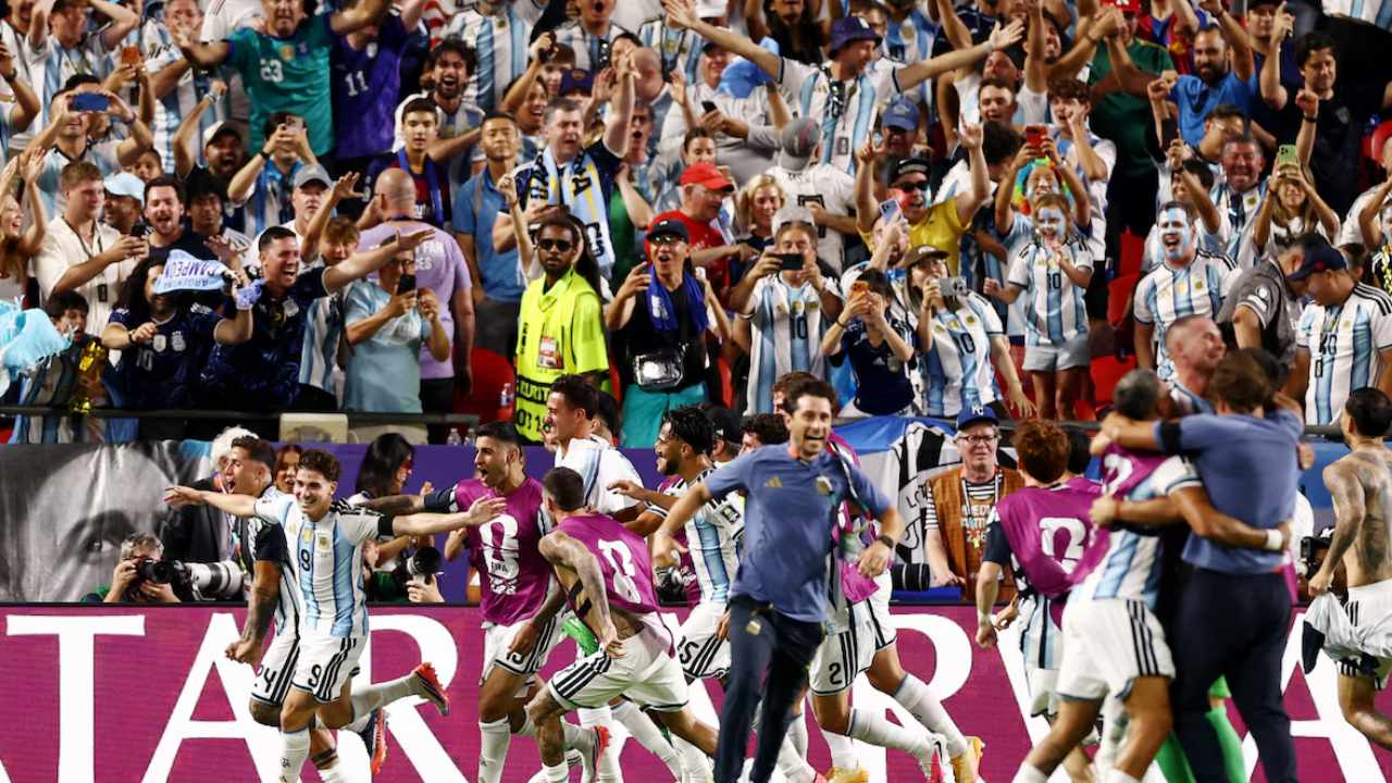 “El que no salta es un inglés”: el festejo de los jugadores con la gente