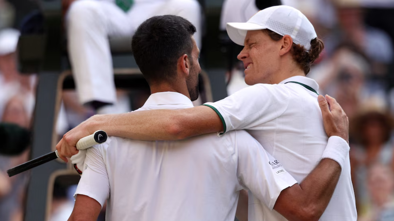 Sinner venció a Djokovic en sets corridos y buscará otro título en Wimbledon