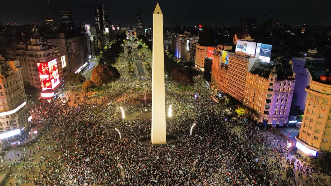 El Obelisco, enmarcado por una fiesta multitudinaria