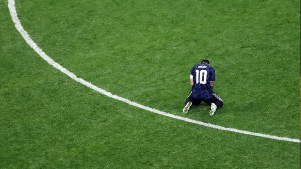 Messi: el festejo de rodillas entre lágrimas y un abrazo interminable con Scaloni