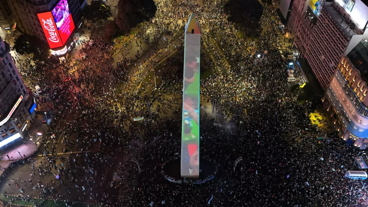 Miles de hinchas coparon el Obelisco en apoyo a la Selección