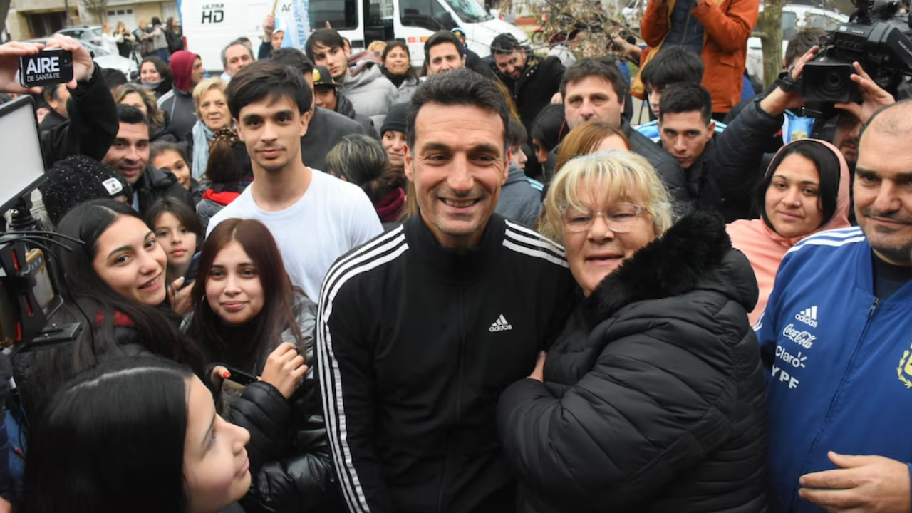 Scaloni dejó en Pujato un mensaje de esperanza: “Seguiremos dando batalla”