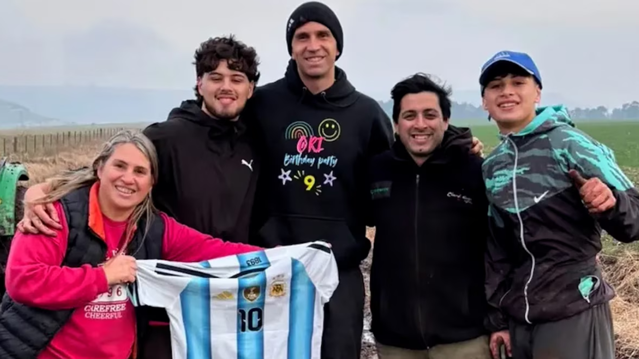 La divertida historia del “rescate” a Dibu luego de que su camioneta quedara atascada en el barro