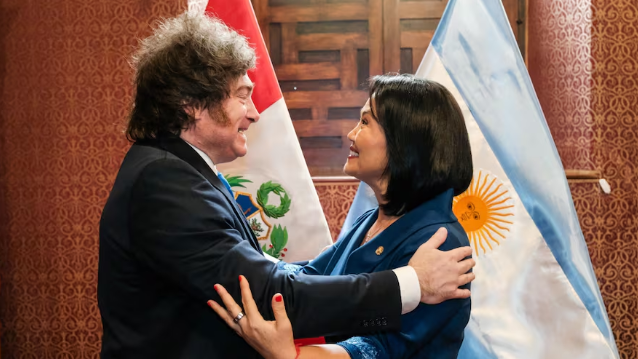 Javier Milei participó de la jura de Keiko Fujimori como nueva presidenta de Perú