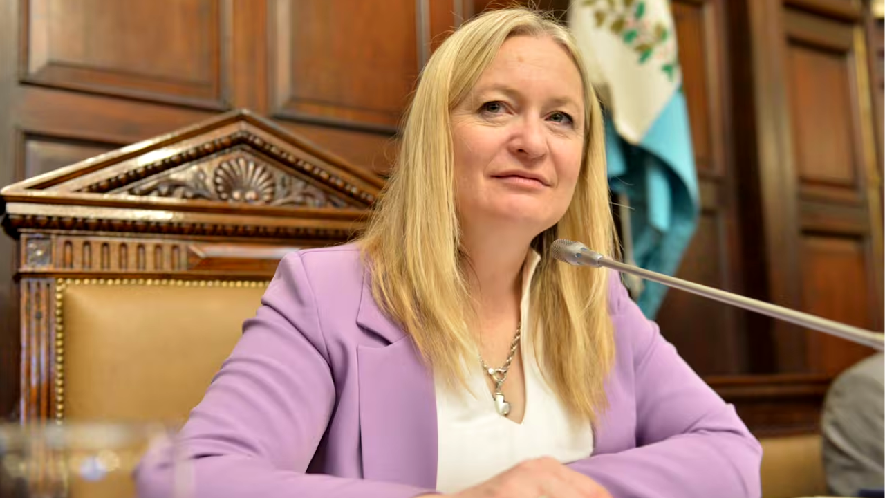 La Embajada de Francia declaró “persona no grata” a la vicegobernadora de Mendoza por racismo