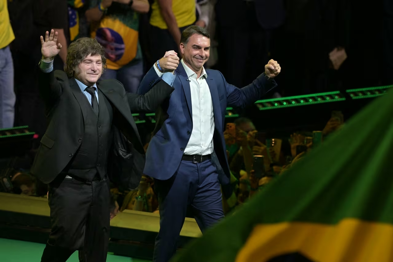 Javier Milei apoyó la candidatura de Flávio Bolsonaro