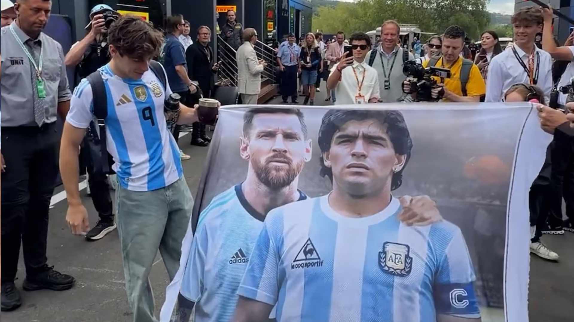 Colapinto llegó al Gran Premio de Bélgica con una bandera de Messi y Maradona