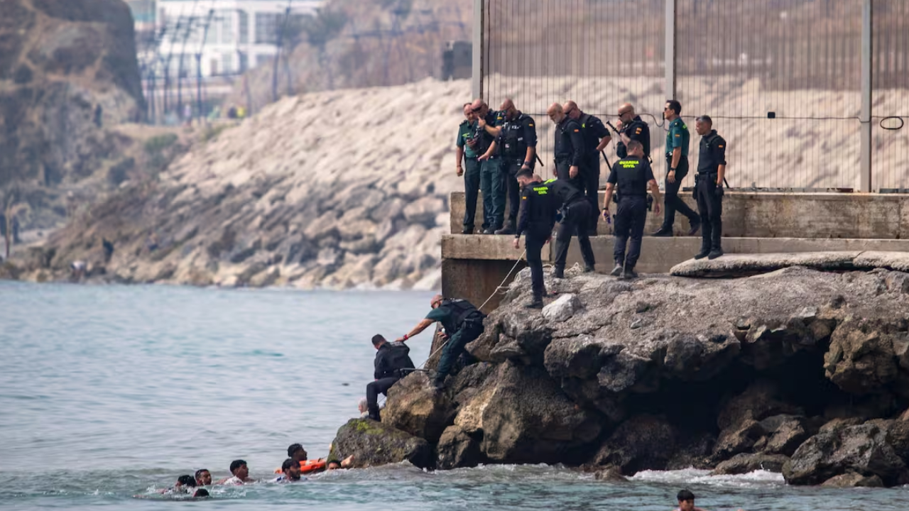 Una avalancha de migrantes que llegan a nado desde Marruecos colapsa los controles en Ceuta y pone en alerta a España