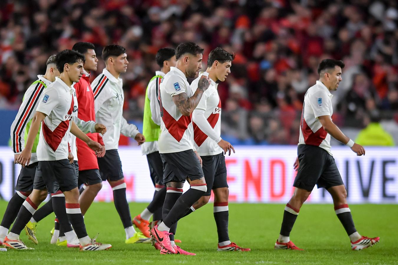 River no levanta: con los debuts de Otamendi y Correa los millonarios perdieron con Barracas Central en Núñez