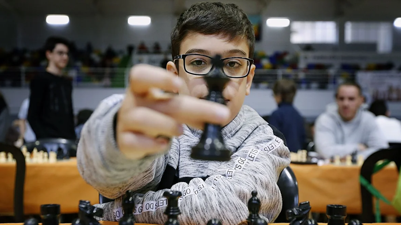 Faustino Oro le ganó una partida al número uno del mundo, Magnus Carlsen